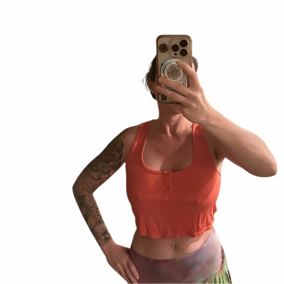 Vuori Cove Crop Tank - Picture 4 of 4